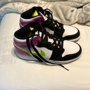 Air Jordan 1 Mid SE 'Cyber Active Fuchsia'